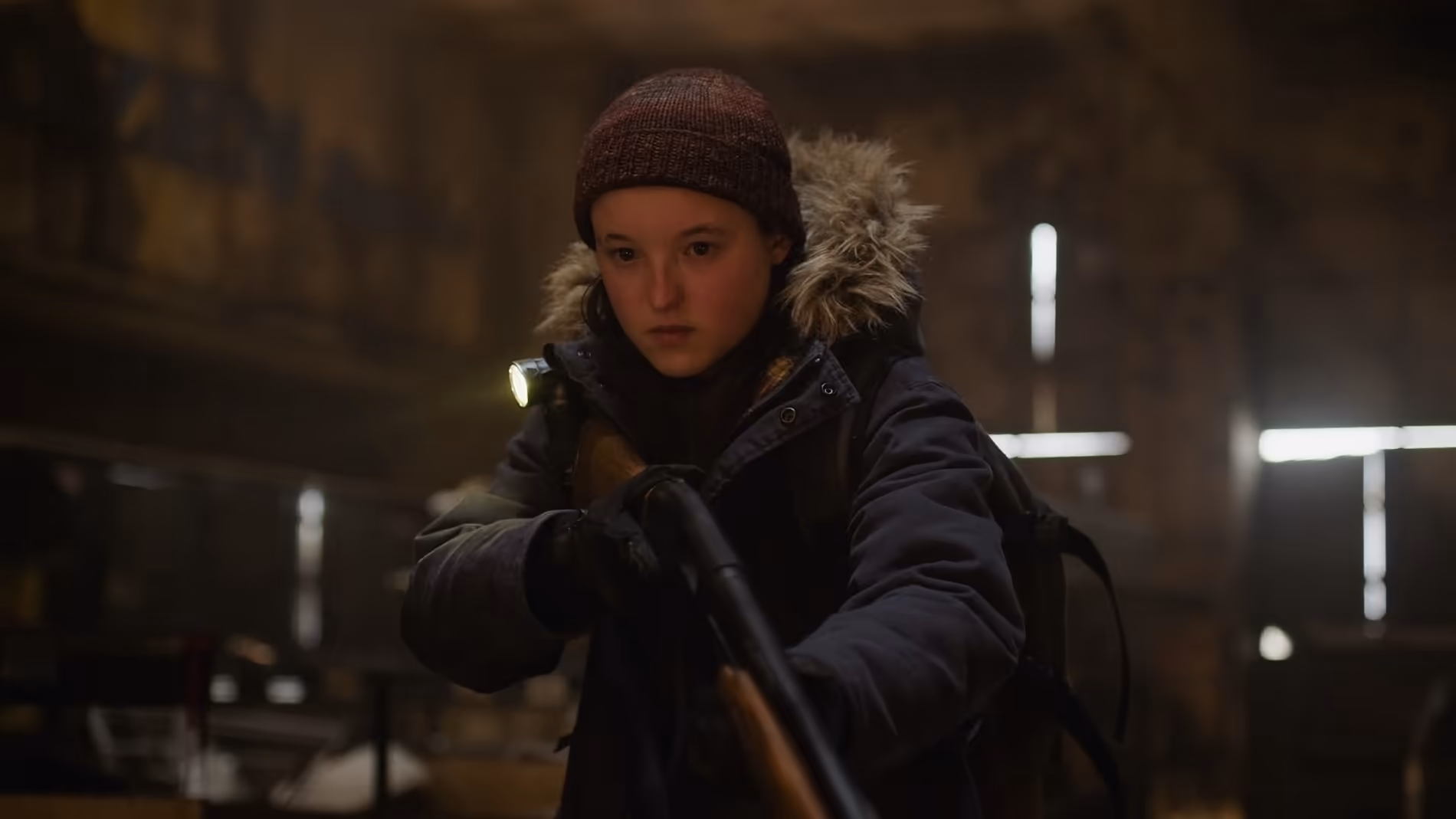 Ellie z bronią w kadrze z drugiego sezonu „The Last of Us”.