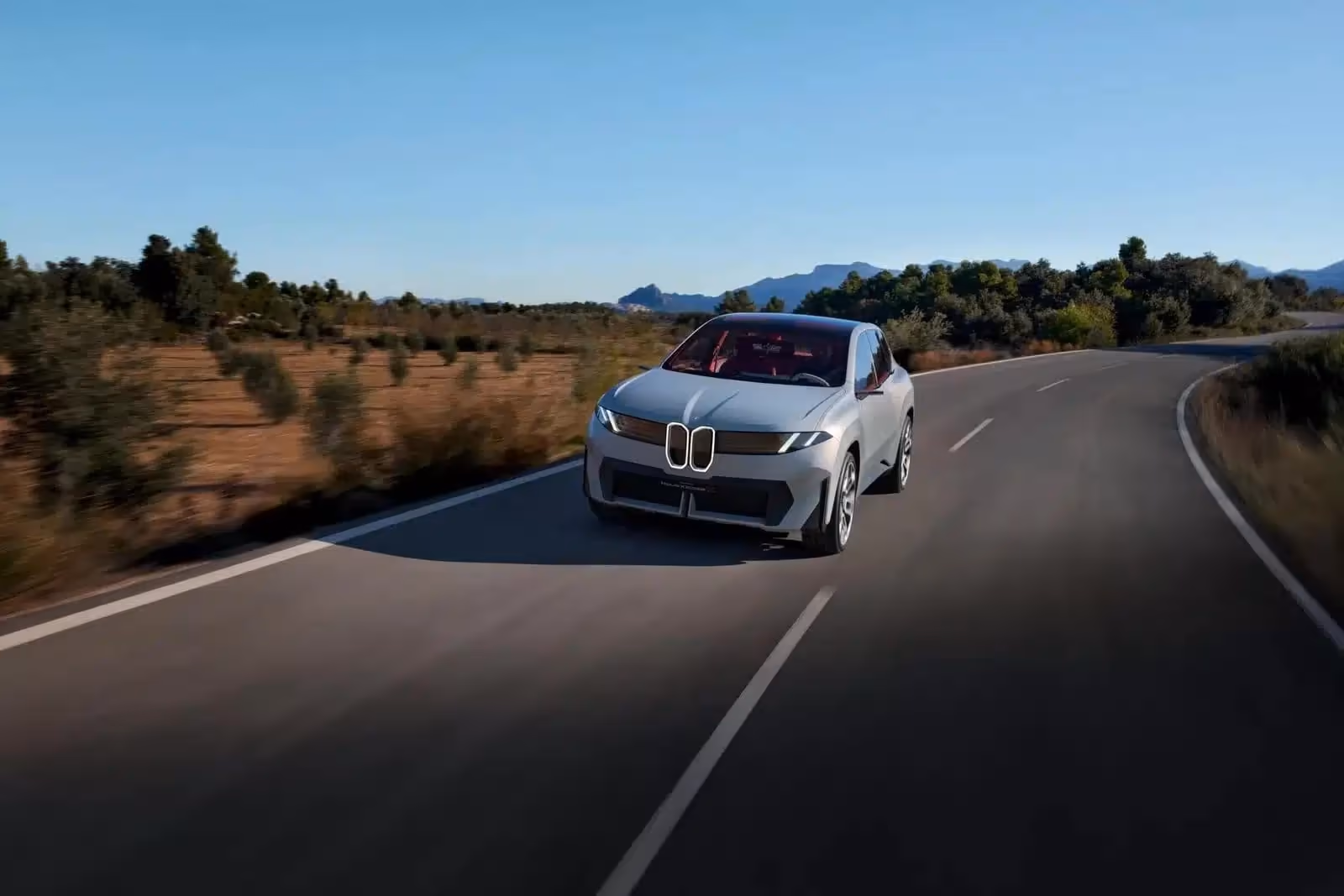 BMW Neue Klasse X na krętej drodze.