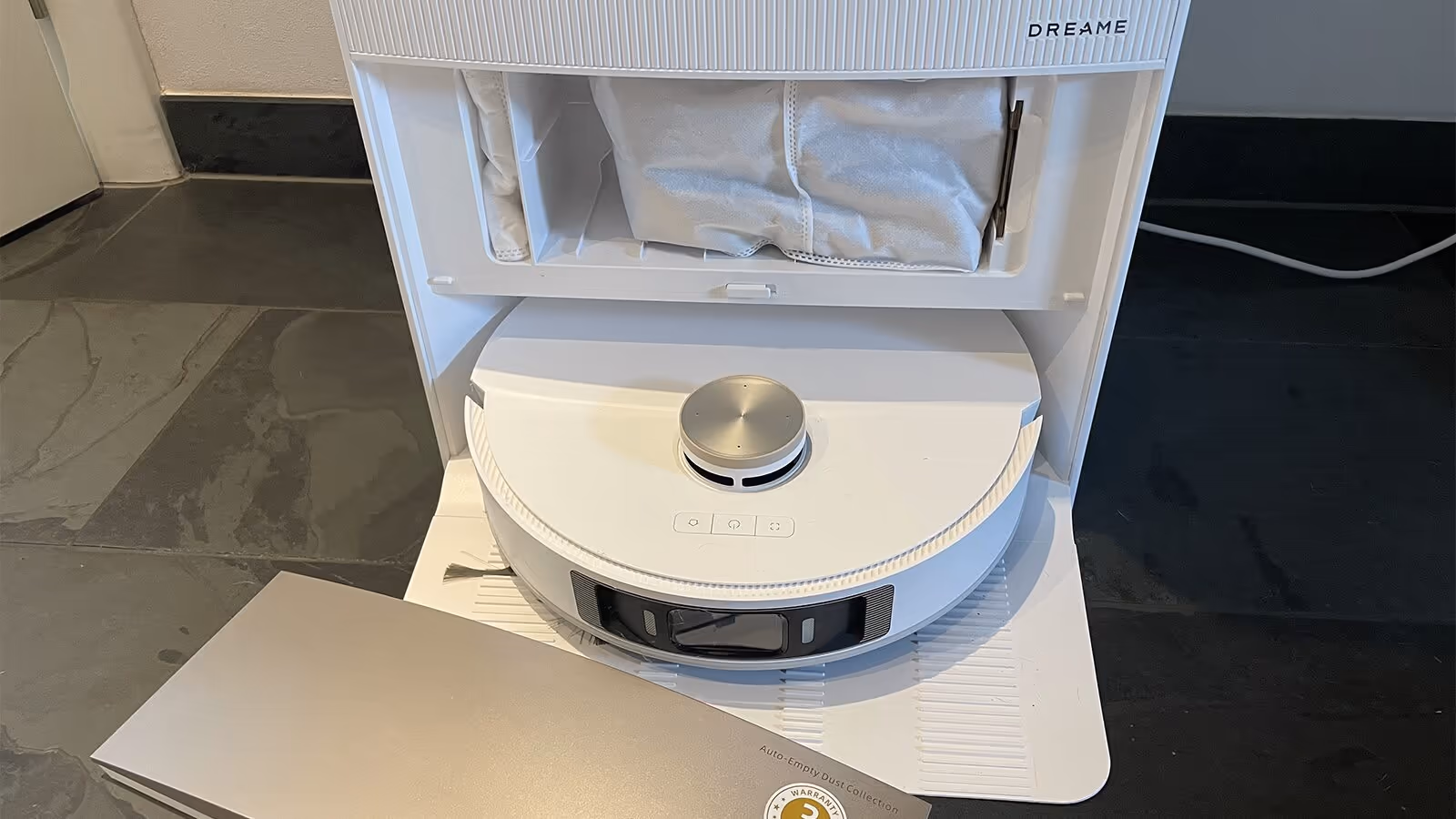 Robot Dreame L20 Ultra w stacji z otwartą górną pokrywą.