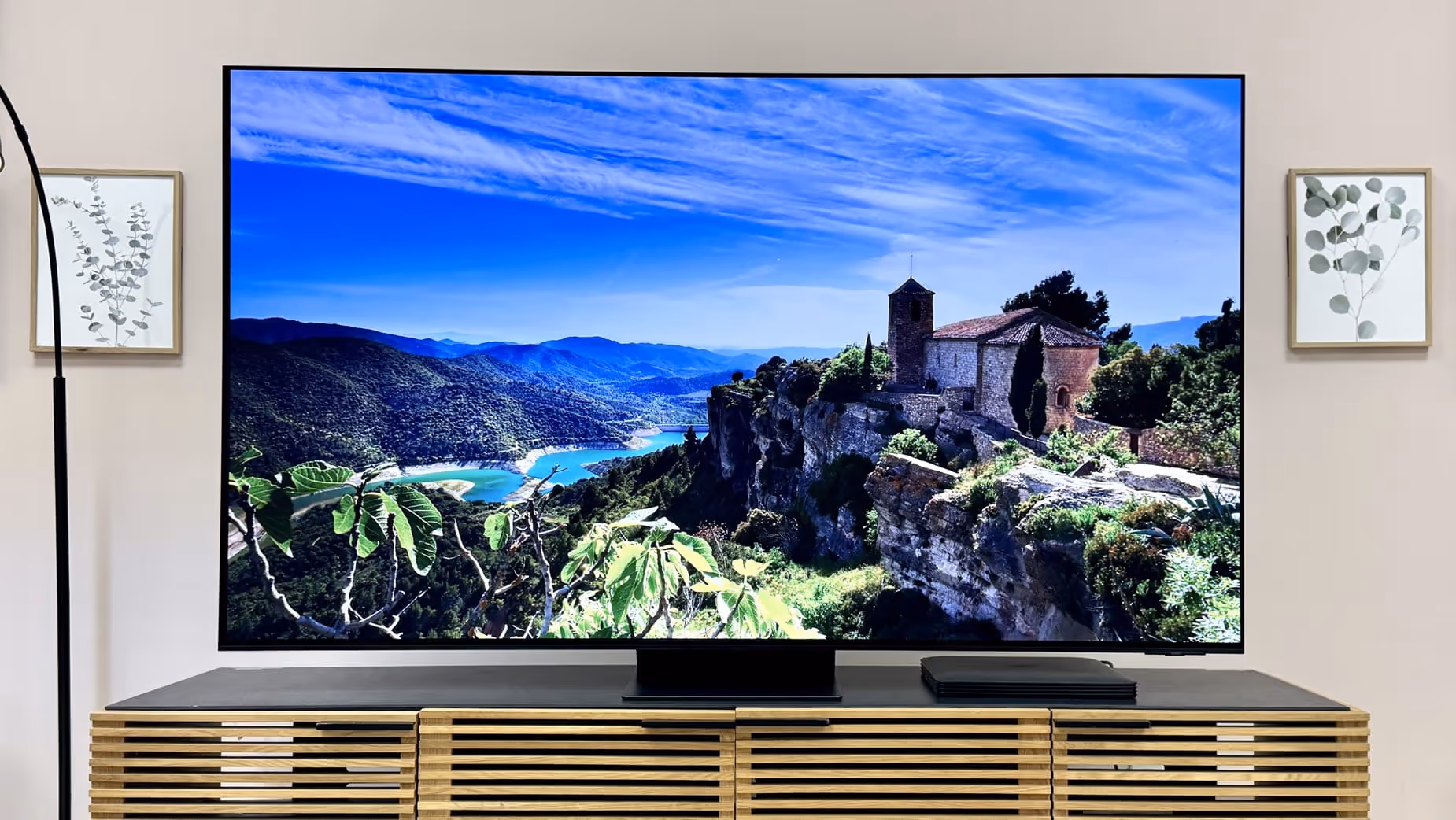 Telewizor Samsung wyświetlający górski krajobraz.