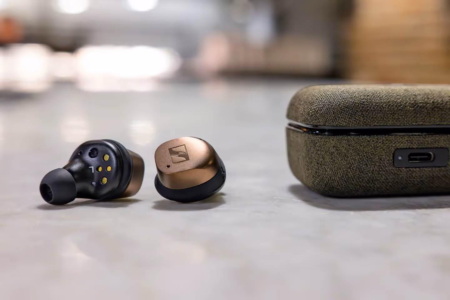 Słuchawki Sennheiser Momentum True Wireless 4 obok materiałowego etui.
