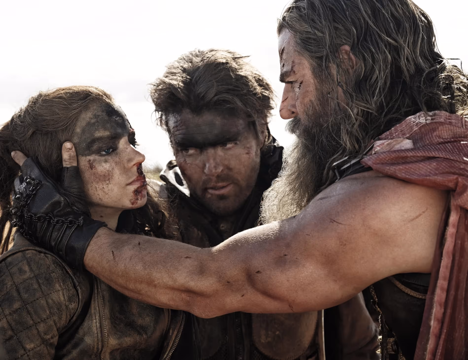 Bohaterowie filmu „Furiosa” w scenie konfrontacji.