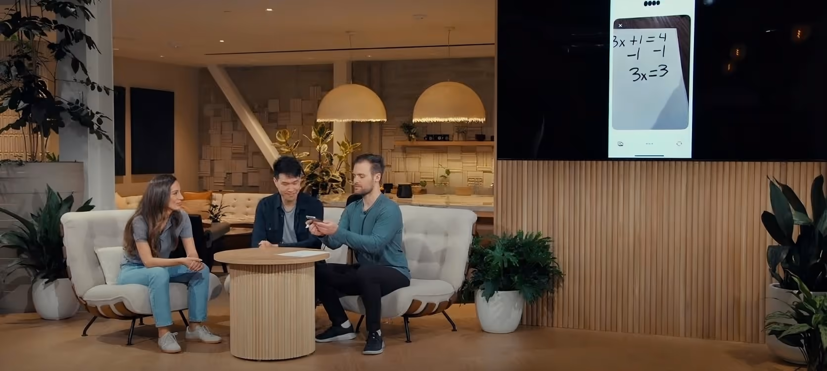 Prezentacja OpenAI: prowadzący demonstrują możliwości GPT-4o na scenie.