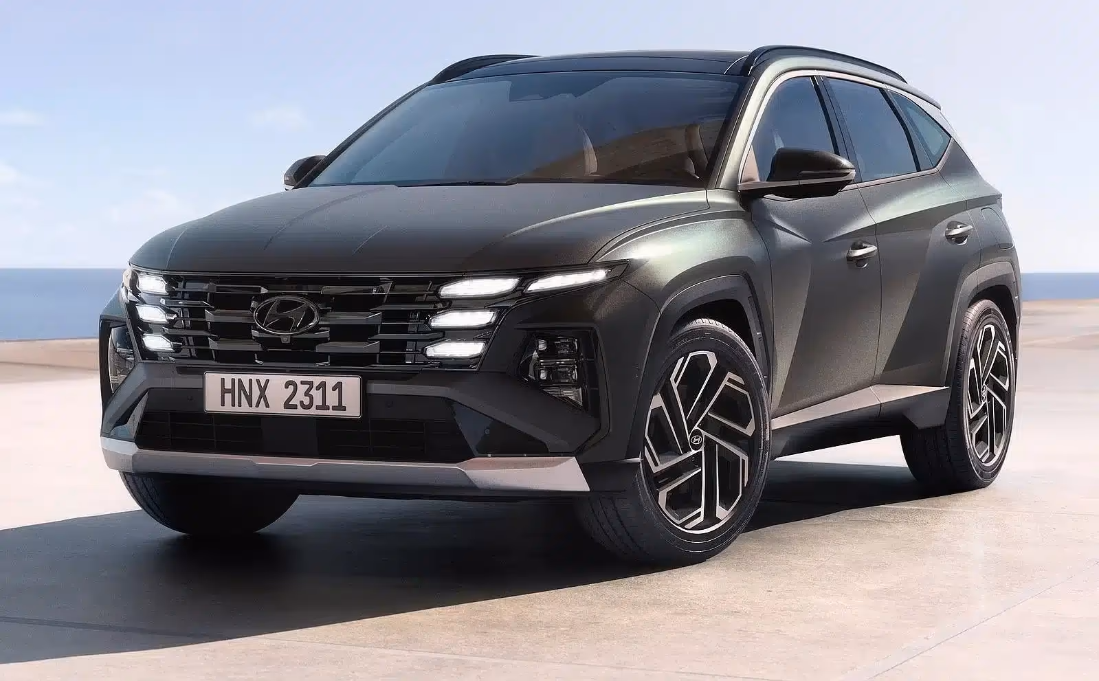 Hyundai Tucson po modernizacji, pokazany od przodu i z boku.